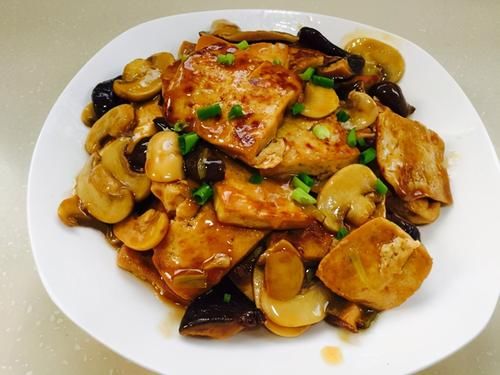 口蘑炒豆腐|快手家常菜,口蘑炒豆腐,步骤简单做法方便,鲜香好吃又下饭