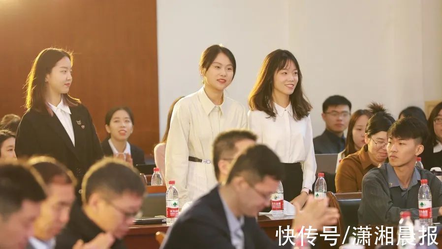 苹果|法学生起诉苹果不送充电器,网友们吵翻了!近年来已有多起学生成功维权案例