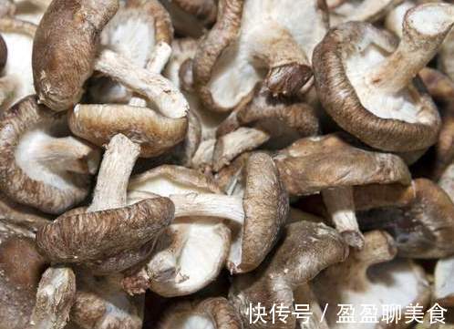 伞盖|买香菇时，尽量避开3种，菜农教您挑选技巧，香菇新鲜又好吃