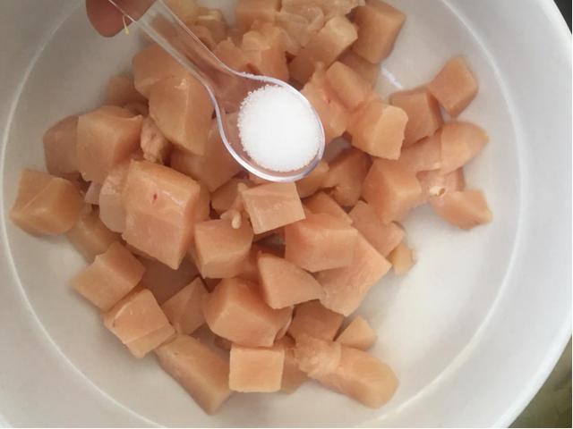 西兰花别再傻傻的只焯水,入锅前多1步,脆绿还入味