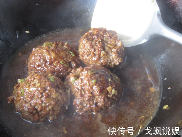在家这样做狮子头,肉质鲜嫩有营养,隔三差五做,简单易学又下饭
