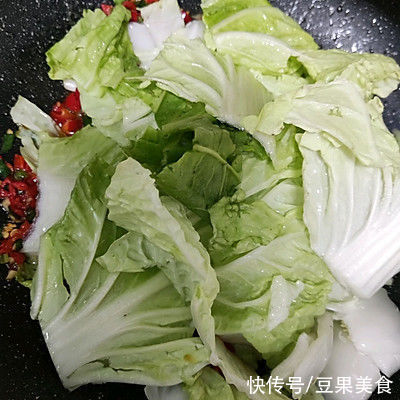 跟饭店大厨学的白菜豆腐煲的做法，果然好吃到没朋友