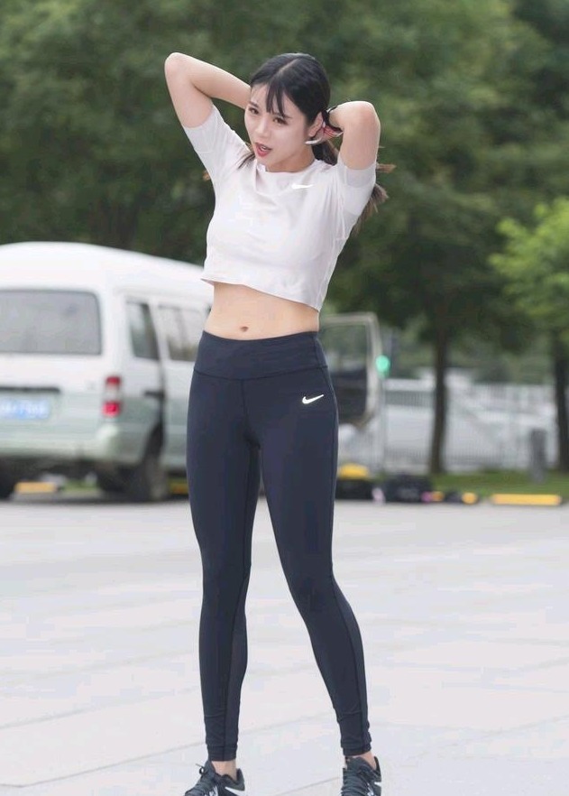 姜黄色 多肉女生就穿打底裤,“收胯提臀”尽显腰身,修饰身材,展现自己