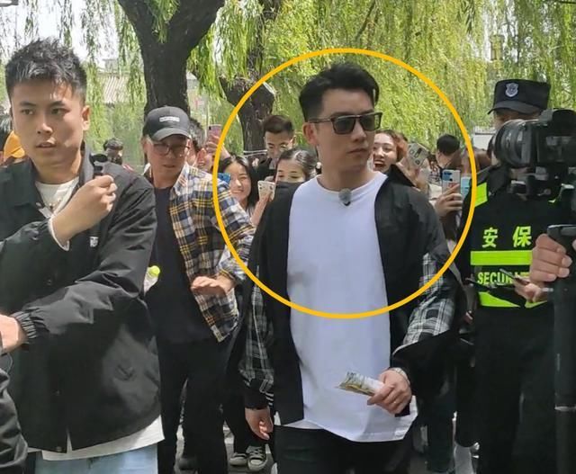 跑男9又录制，郑恺戴口罩却帅气不减，大家却在意老婆苗苗状态