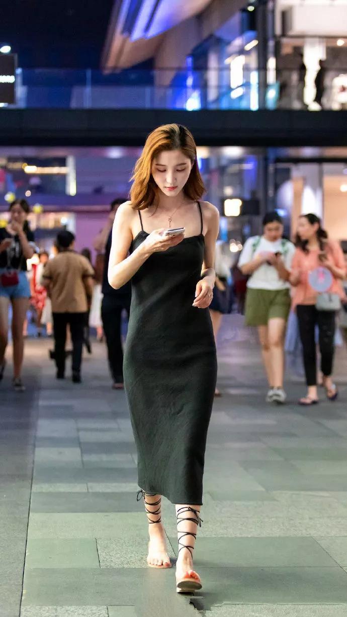 小姐姐 吊带连衣裙比较修身,不过搭配一双绑带凉鞋,非常的显气质