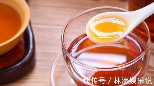 炒青菜时先放盐,还是出锅前再放盐吃错了浪费营养,伤害心血管