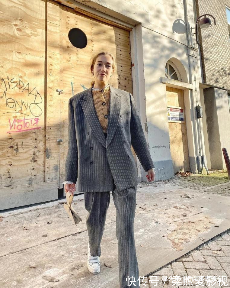 黄皮 建议皮肤黄的女性,少穿黑白灰,多穿这3个“颜色”,显白显气色