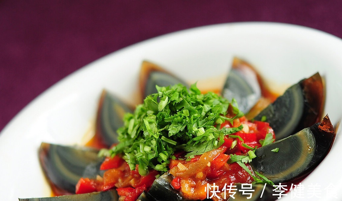 切皮蛋|做凉拌皮蛋有技巧,要想好吃入味还不腥,3种调料不可缺少