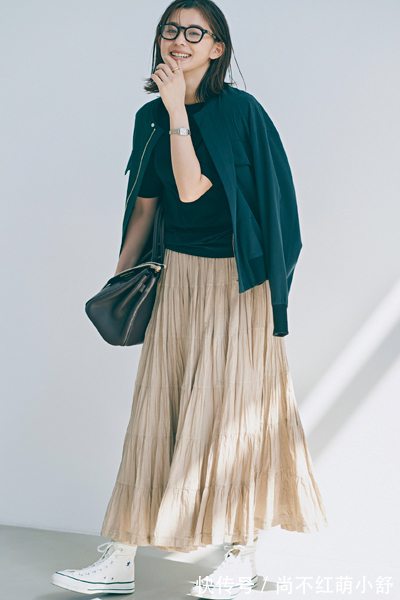 运动鞋|今夏又火了一种新穿搭叫:白色运动鞋+半身裙,既时髦又显年轻