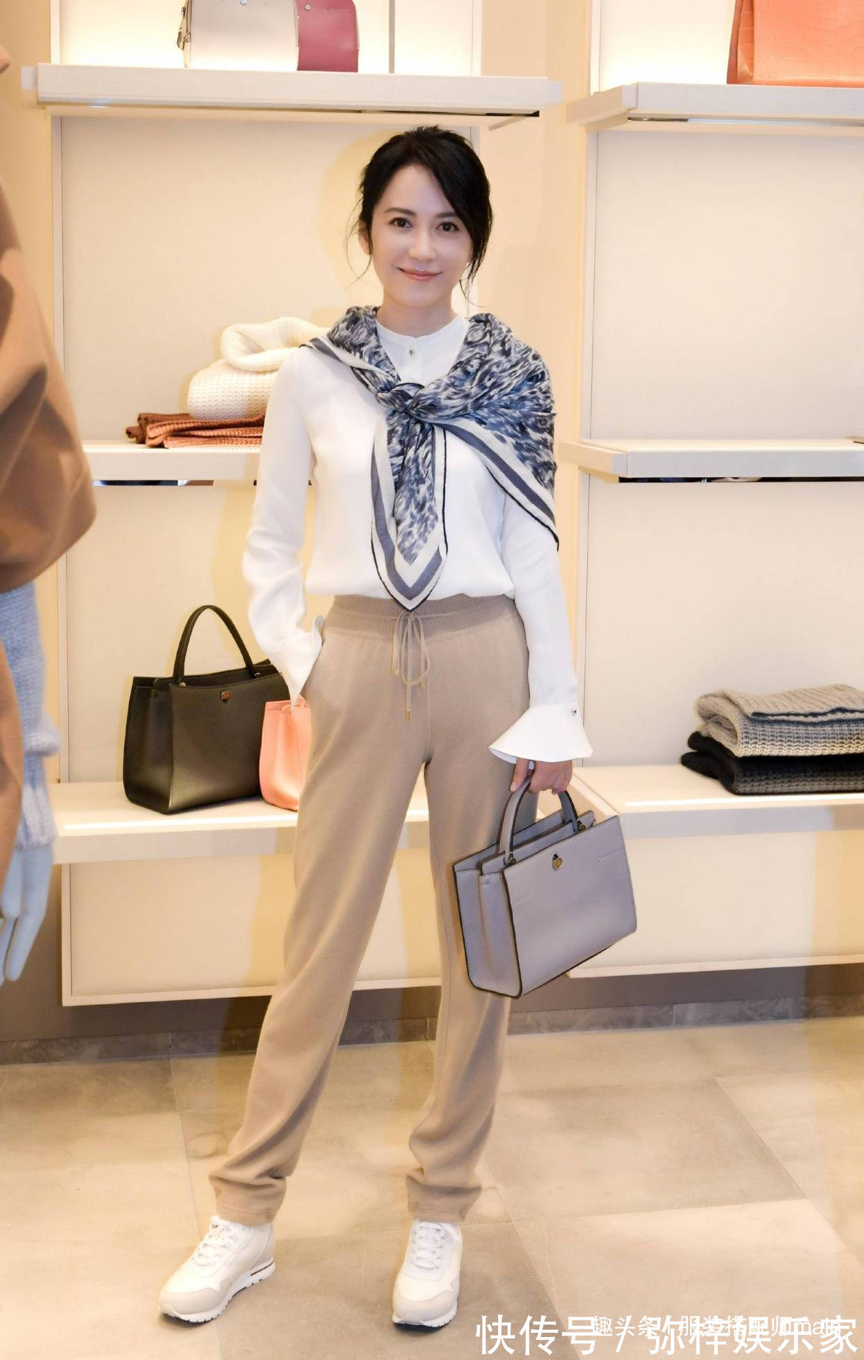 娃娃领 白衬衫+长裤原来还有这么多讲究!不同年龄段搭配出不同的味道