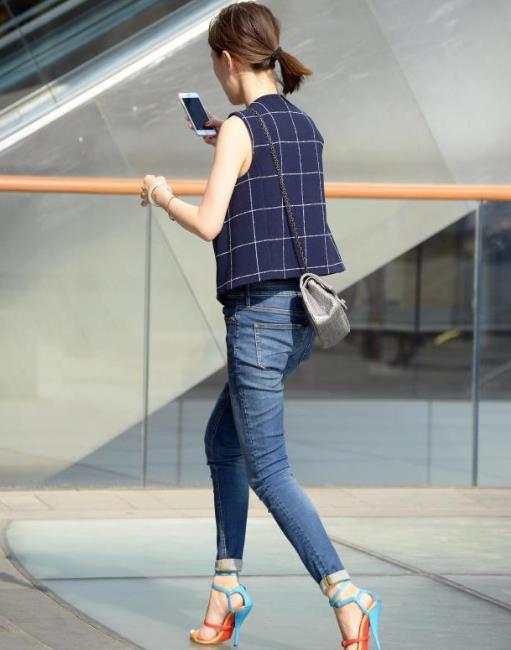 尽显|街拍小姐姐一身白色的服装搭配高腰的短裤,尽显时尚魅力