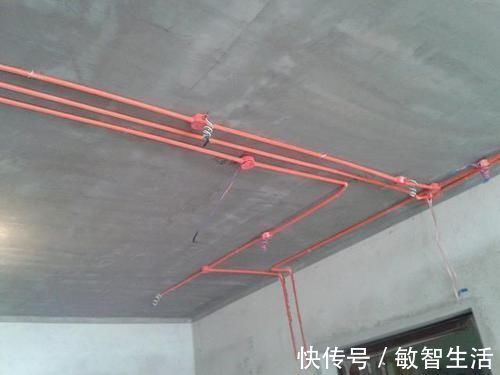施工队|水管走顶,走地上,走墙哪个好?看老师傅怎么说!