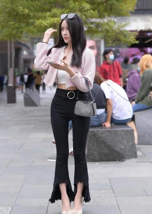 休闲喇叭裤来袭，个性造型帮你轻松塑造