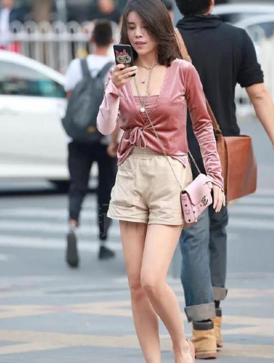 街拍:清新的白色裙子很显淑女气质,让你看起来非常的年轻活力