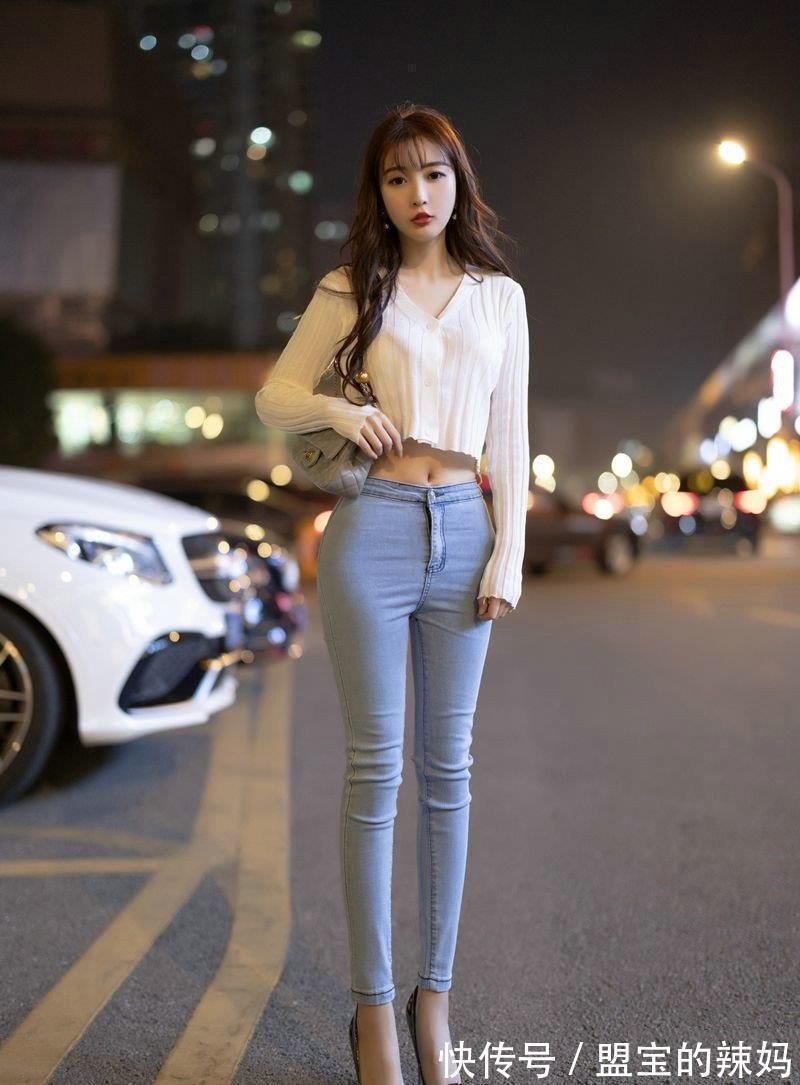 小姐姐 针织上衣搭配牛仔裤,百搭又显瘦,相信没有一个妹纸能拒绝