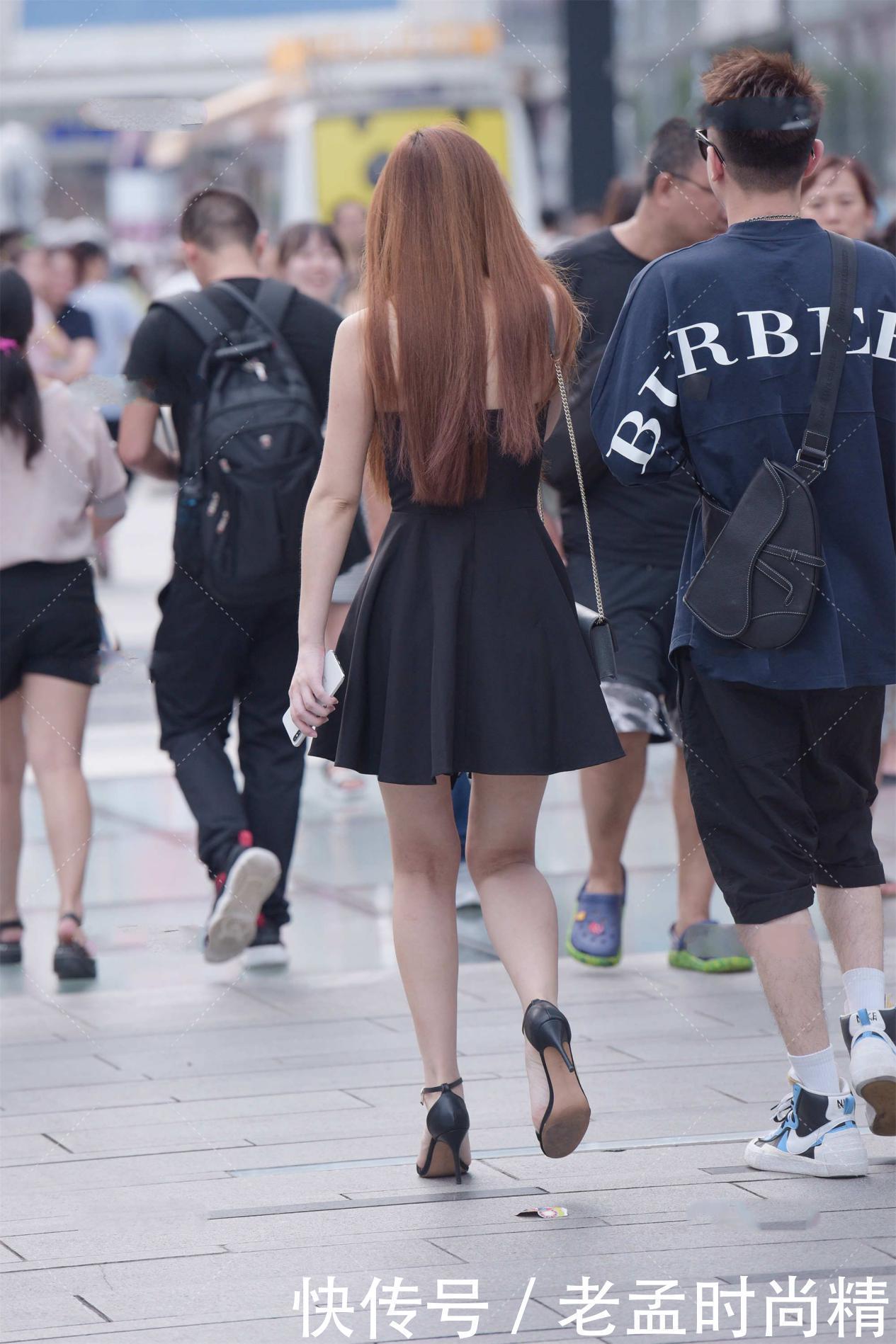 街拍:黑色一字肩收腰连衣裙, 穿上散发小鸟依人气质