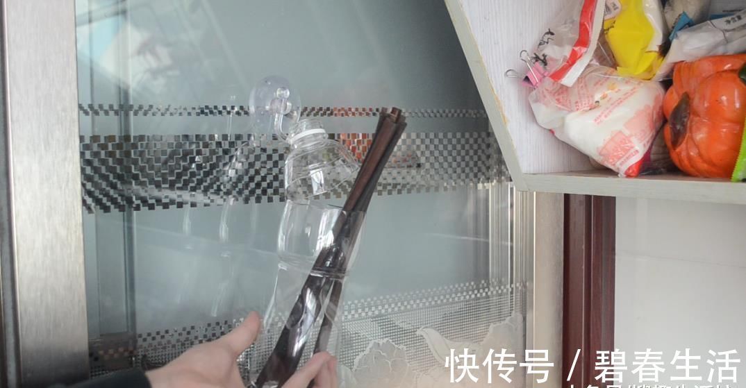 塑料瓶别再丢了, 剪几刀, 放在厨房有大用处, 家家户户都用得到