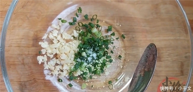 面条这样吃真过瘾,直接往锅里一扔,比牛肉面还香,一顿2盘不够