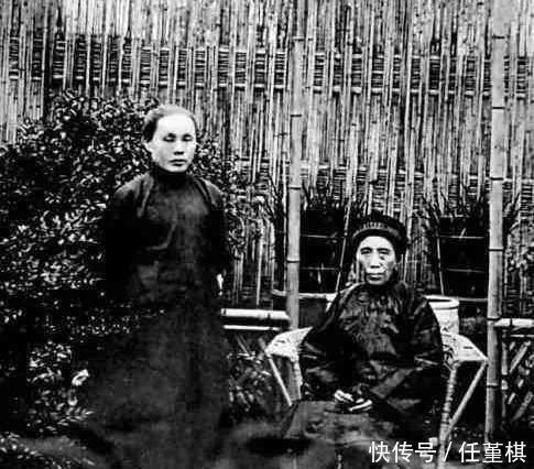 郭沫若去世后,妻子整理遗物时发现几封书信,看后便上吊自杀