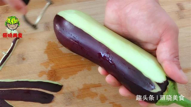 现在才知道,炒茄子不能先放油,大厨教你一招,出锅不发黑不吸油