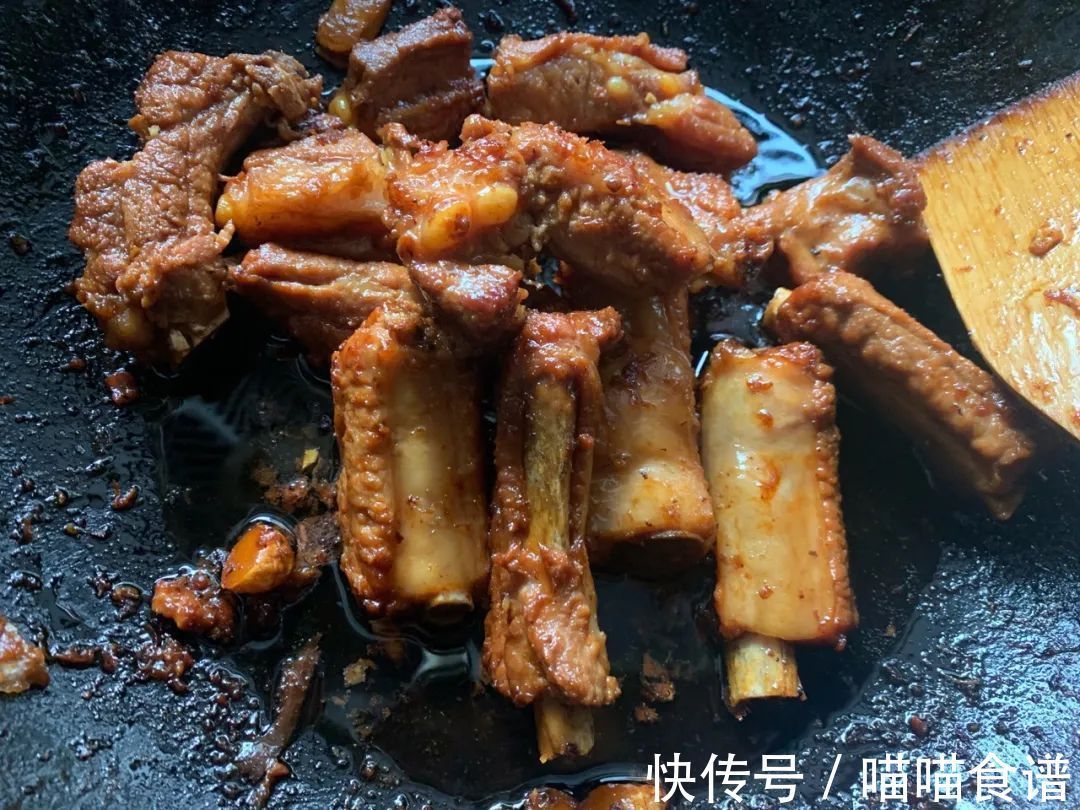 老何说菜丨家庭版红烧排骨，超简单特美味！