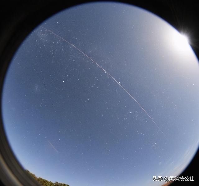 样本 日本“隼鸟2号”航天器返回地球，携带有小行星样本