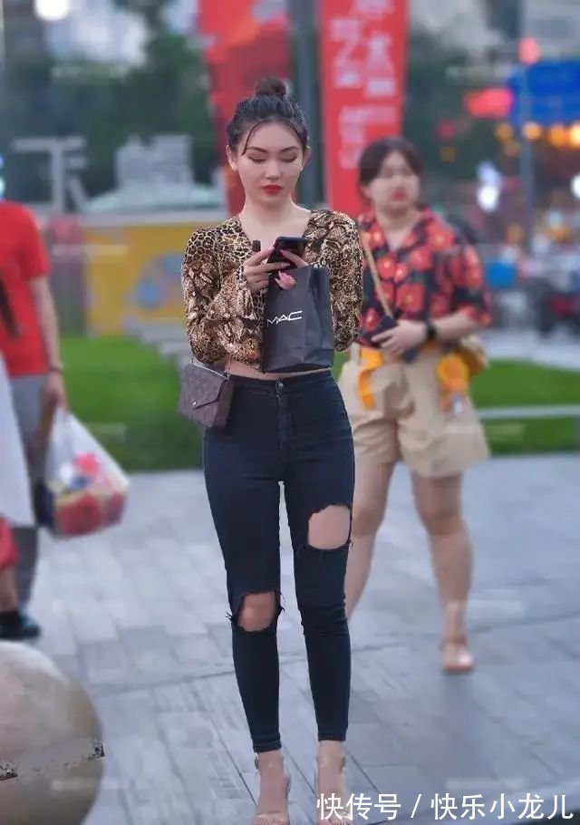 打底裤 白色露脐上衣搭配运动黑色打底裤,整体运动风格,气质酷爽优雅