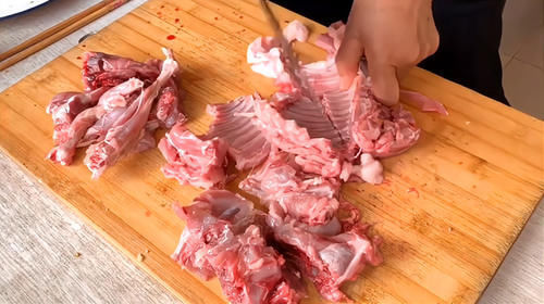 铁锅|此肉,再贵也要吃,是菜又是药,家人常吃脾胃好,我家一周吃4次!