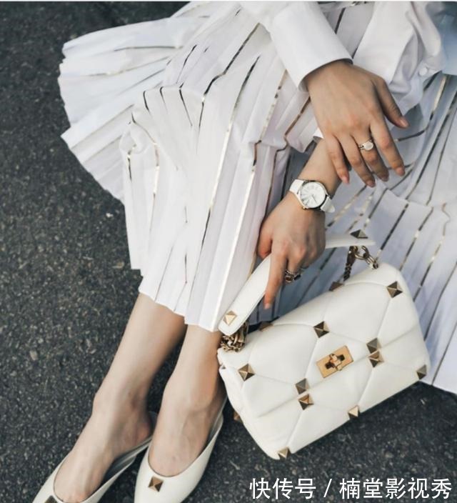 valentino 偷师INS网红的时髦拍照秘诀,原来是因为背了这只包!