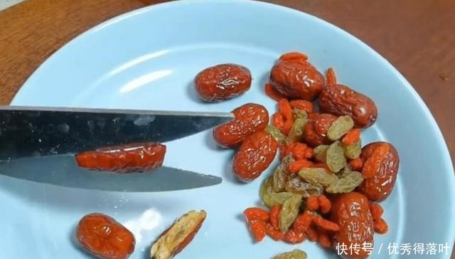 年夜饭第一道菜已备好,寓意为幸福团圆,是主食又是菜,一蒸上桌