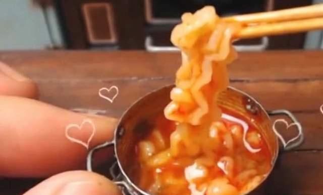 筷子|世界最小的方便面,用针当筷子都嫌大,网友这得吃多少啊