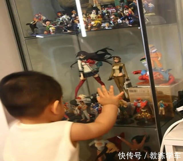 男孩|5岁男孩弄坏邻居的手办,爸爸的反应,让人唏嘘!