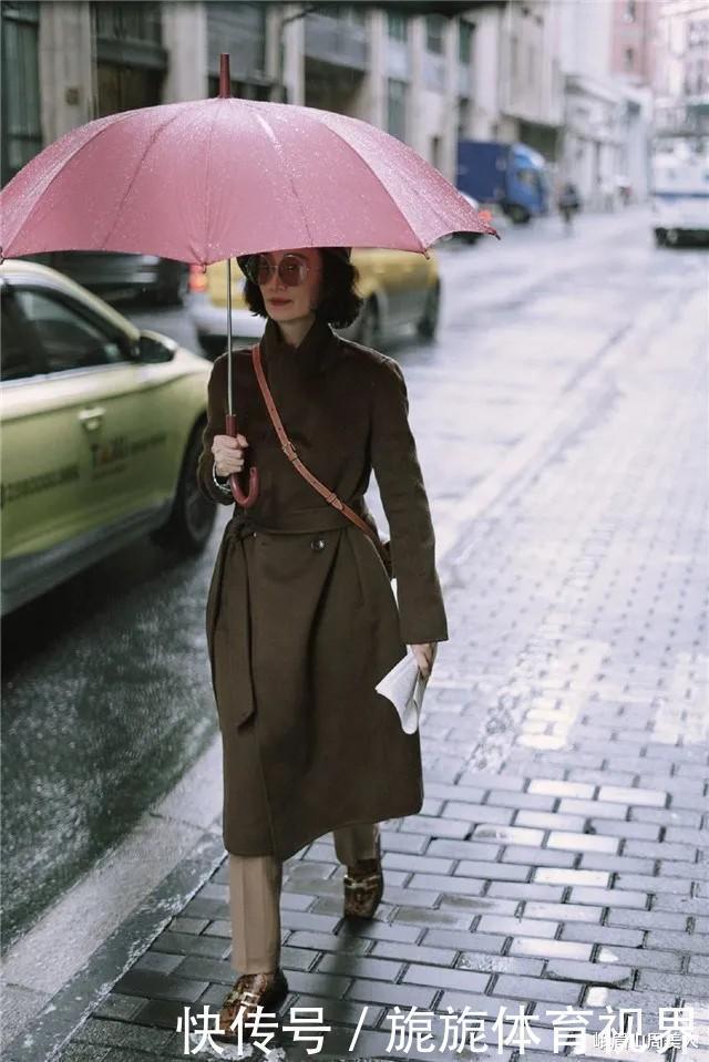女人|女人50岁以后,春天少穿运动鞋,瞧三木妈妈这样穿,优雅显气质