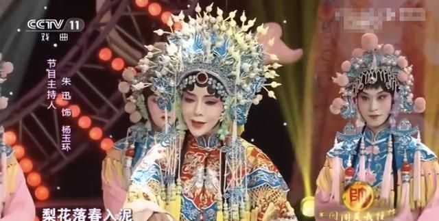 京剧|央视主持朱迅晒京剧扮相,戏装英气韵味足,曾多次实力演唱太惊艳