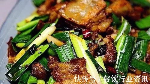 大师傅教你做回锅肉，色泽红亮，入口浓香，三碗米饭都不够！