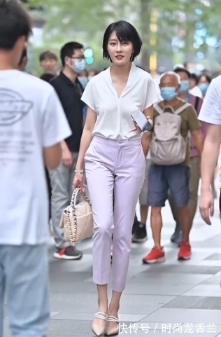 修身九分裤 白色T恤搭配修身九分裤,展示女性独特优雅,短发女生也能很迷人
