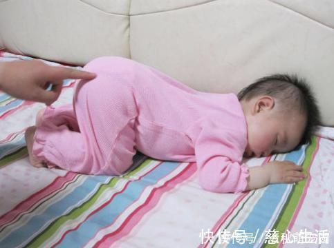 家长|孩子喜欢“跪着”睡觉,该不该纠正?医生:很多家长都错了