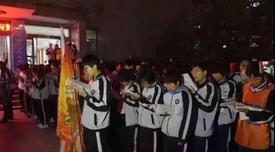 学生上网课要求全程开摄像头，学习安排、处罚单曝光：细、紧、严