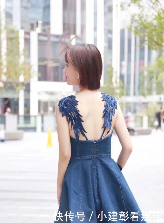 肤色|牛仔裙清纯可爱,背后的设计,大显白皙肤色