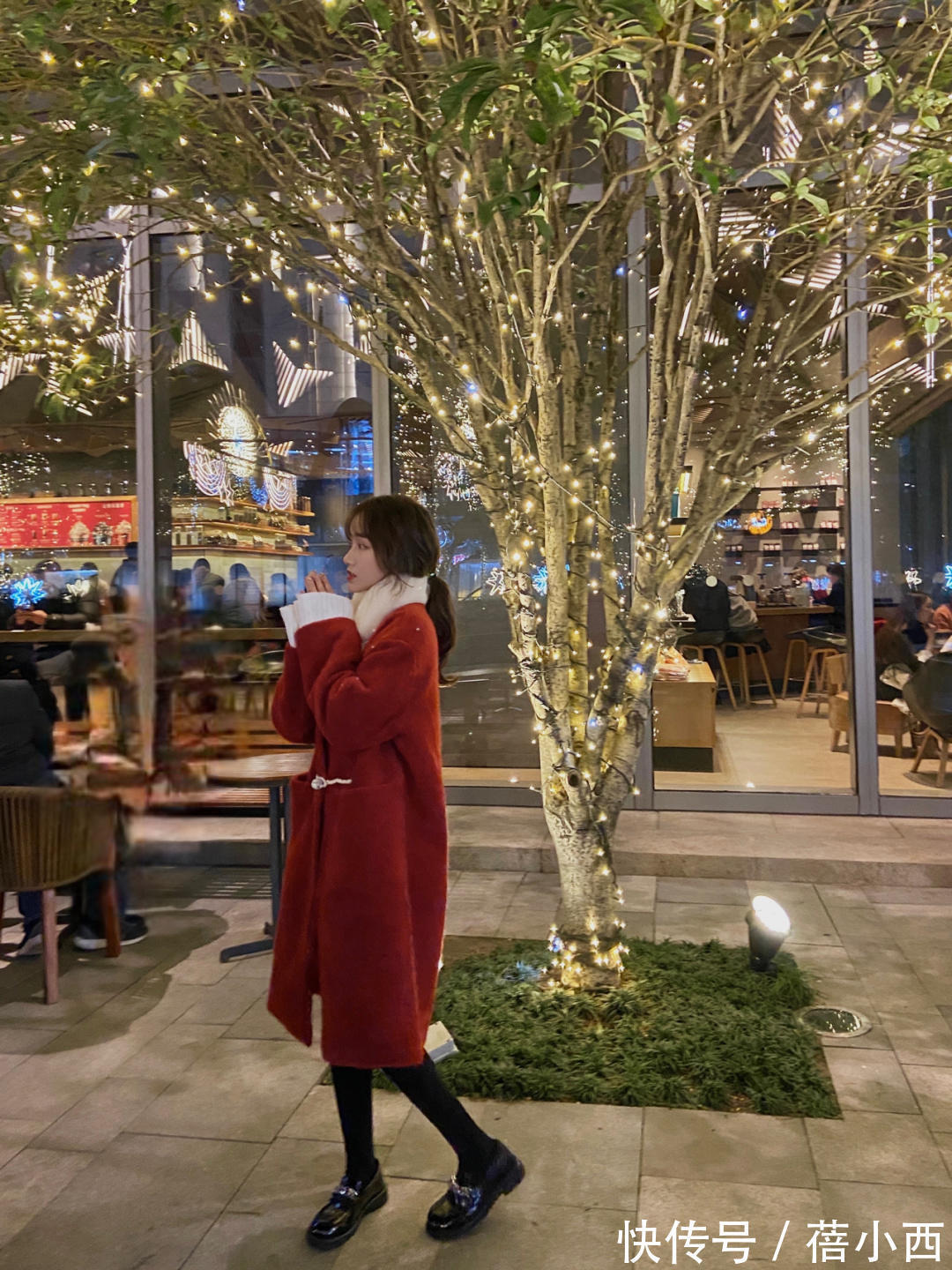 搭配 冬季还是穿“红色大衣”最时髦,搭配黑色或白色,但靠配色就赢了