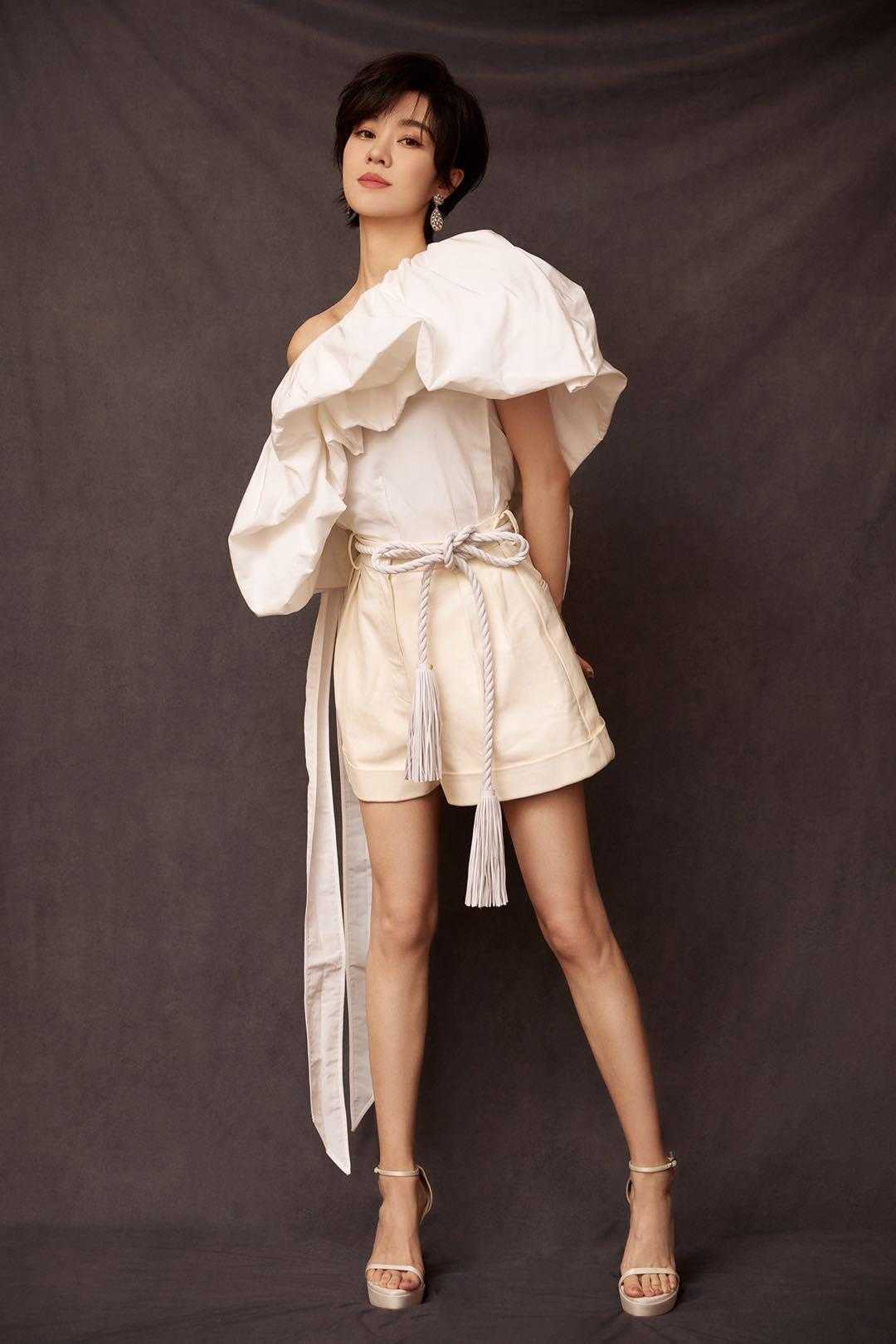 白色连衣裙|毛阿敏又美回来了,一身白色穿搭配短发很高级,身材高挑气场足