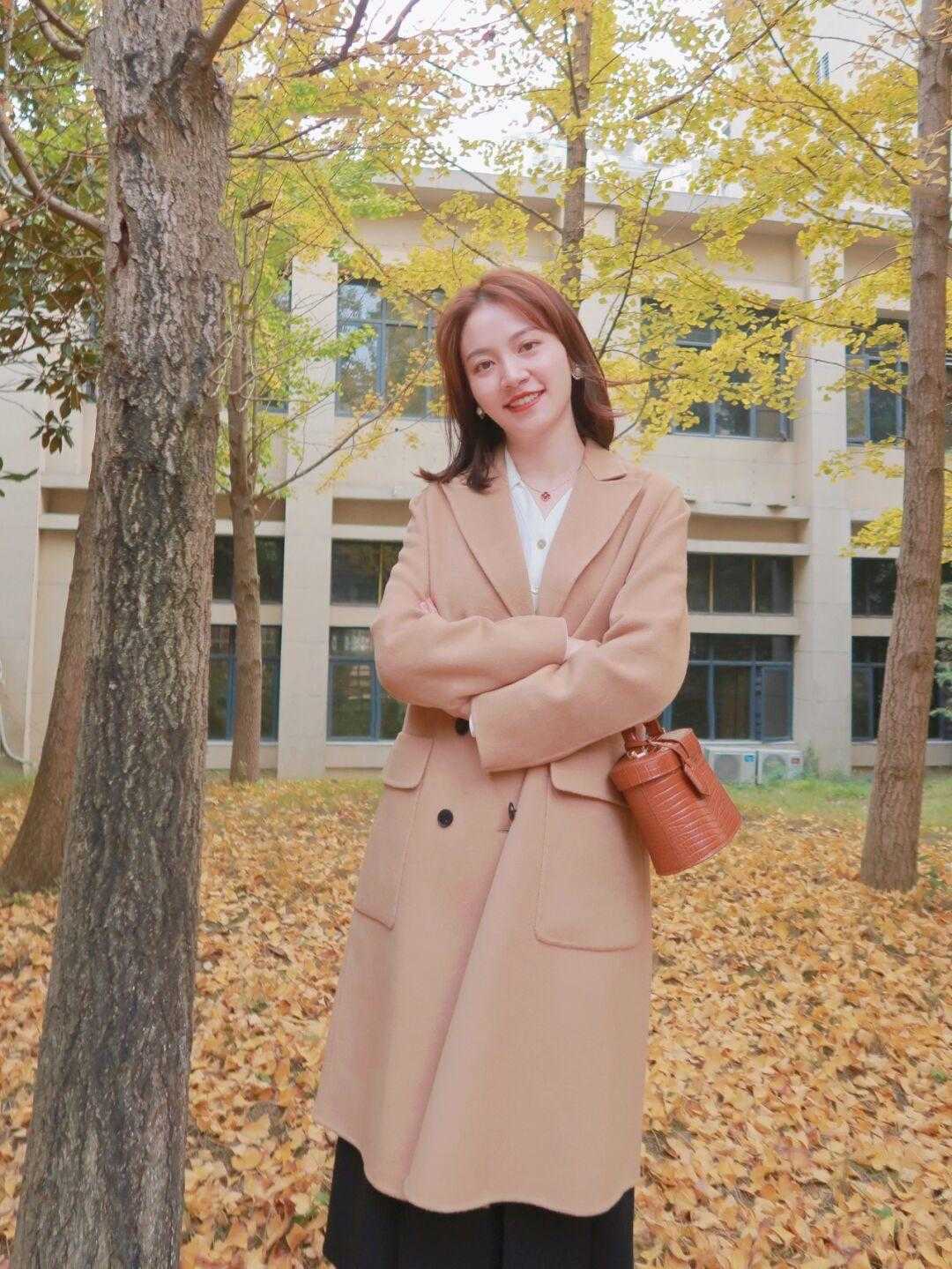 大地色|一般有品位的女人,都会选择三种颜色大衣,显年轻又有高级感