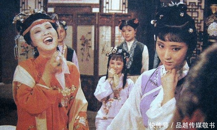 薛宝钗|薛宝钗和贾宝玉、黛玉之间,到底差了什么?这一点很关键