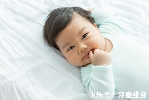 习惯期|宝宝吃手,妈妈要拒绝吗?宝宝吃手的4个阶段,应对方法大不同