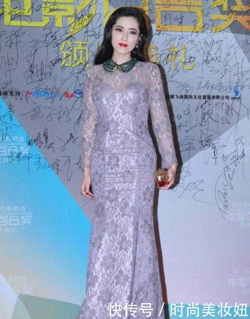 穿搭|何超琼到底是大户人家，穿淡紫色连衣裙高贵优雅，这气质绝了