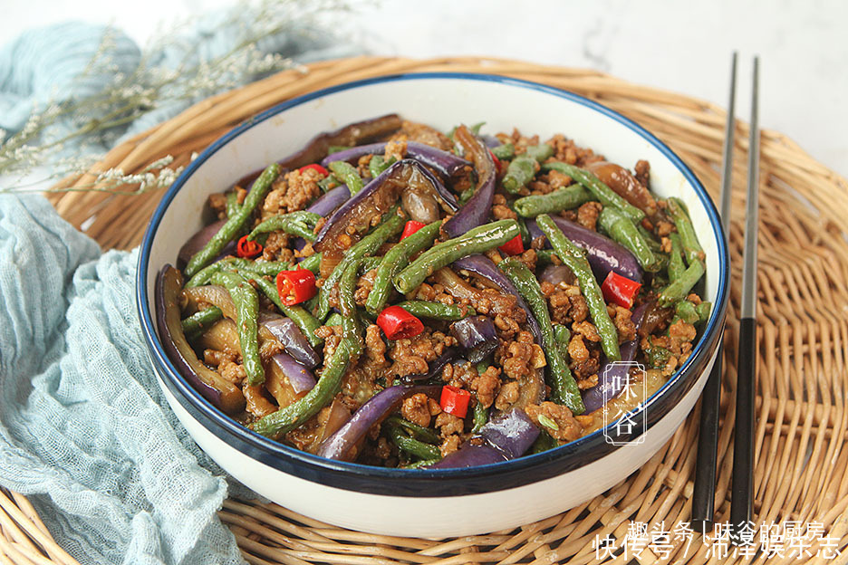 油腻|做茄子豆角时,直接过油就错了,大厨教您一招,茄子不黑不油腻