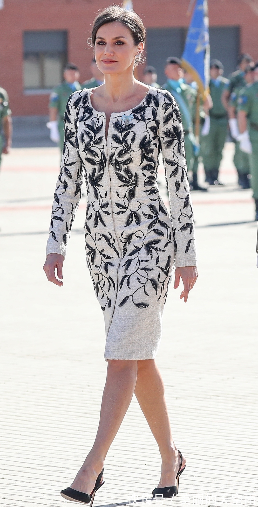 莱蒂齐亚王后 西班牙王后四次穿绣花大衣裙,换个发型搭配更贵气,太有范儿了!