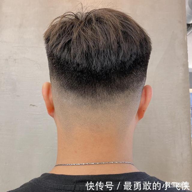 天热发型不要只会“剃光”,男士留这些时尚造型,看着就很帅气