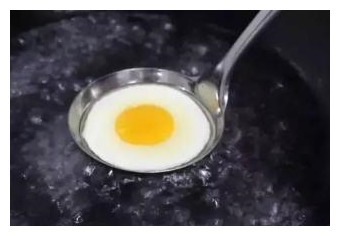 68岁奶奶；煮荷包蛋，万万不可直接下锅！这样做，鸡蛋完整没蛋