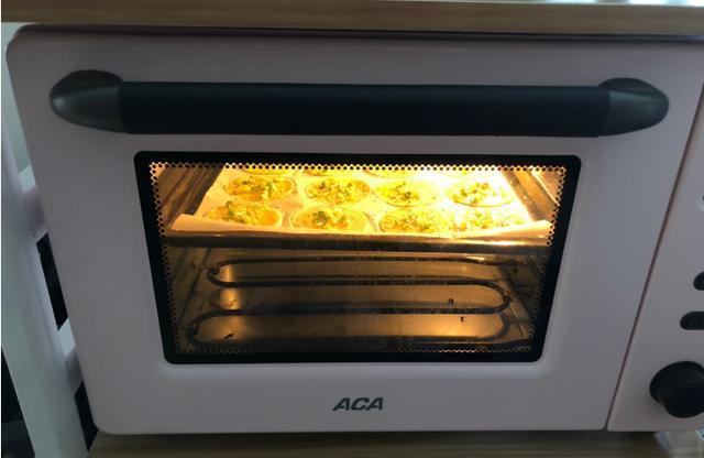 饺子皮这样做，比薯片好吃，嘎嘣脆，做一盘端上桌就被抢光